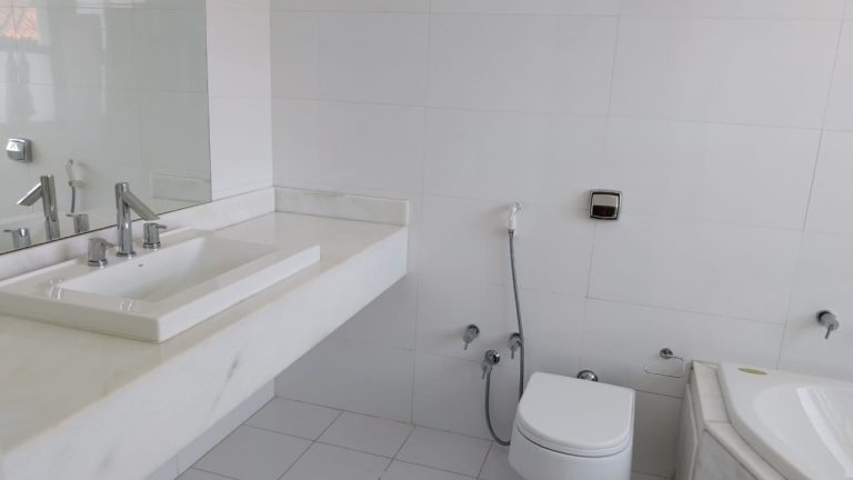 CONDOMINÍO MANSÕES DA BARRA IMÓVEL ÚNICO COM 5 ACESSOS INDEPENDENTES, 3 VAGAS DE GARAGEM COBERTAS, HOME OFFICE COM ENTRADA EXTERNA, SUÍTE MASTER COM 70M2, SUÍTE EM ANDAR INTERMEDIÁRIO PARA HOME THEATER/VISITA, CASA DE HÓSPEDES COMPLETA, ÁREA DE LAZER EXTENSA COM JARDIM CONDOMINÍO MANSÕES DA BARRA IMÓVEL ÚNICO COM 5 ACESSOS INDEPENDENTES, 3 VAGAS DE GARAGEM COBERTAS, HOME OFFICE COM ENTRADA EXTERNA, SUÍTE MASTER COM 70M2, SUÍTE EM ANDAR INTERMEDIÁRIO PARA HOME THEATER/VISITA, CASA DE HÓSPEDES COMPLETA, ÁREA DE LAZER EXTENSA COM JARDIM