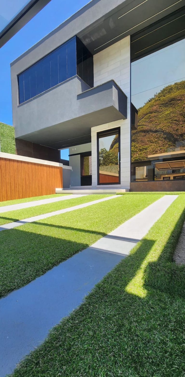 LINDA CASA DUPLEX no Condomínio Tangaras   Vargem Pequena RGI individual com Habite-se documentação 100% para financiamento bancário 04 Suítes e 1 quarto dependência Projeto de Armários incluídos para quartos , cozinha , área serviço, closet e banheiros Ampla cozinha e salão com Varanda Gourmet e piscina com bancada bar molhado Projeto Armários quartos e banheiros, closet área serviço , cozinha com ilha e painel com rack sala Vaga 2 carro Área construída 190m2