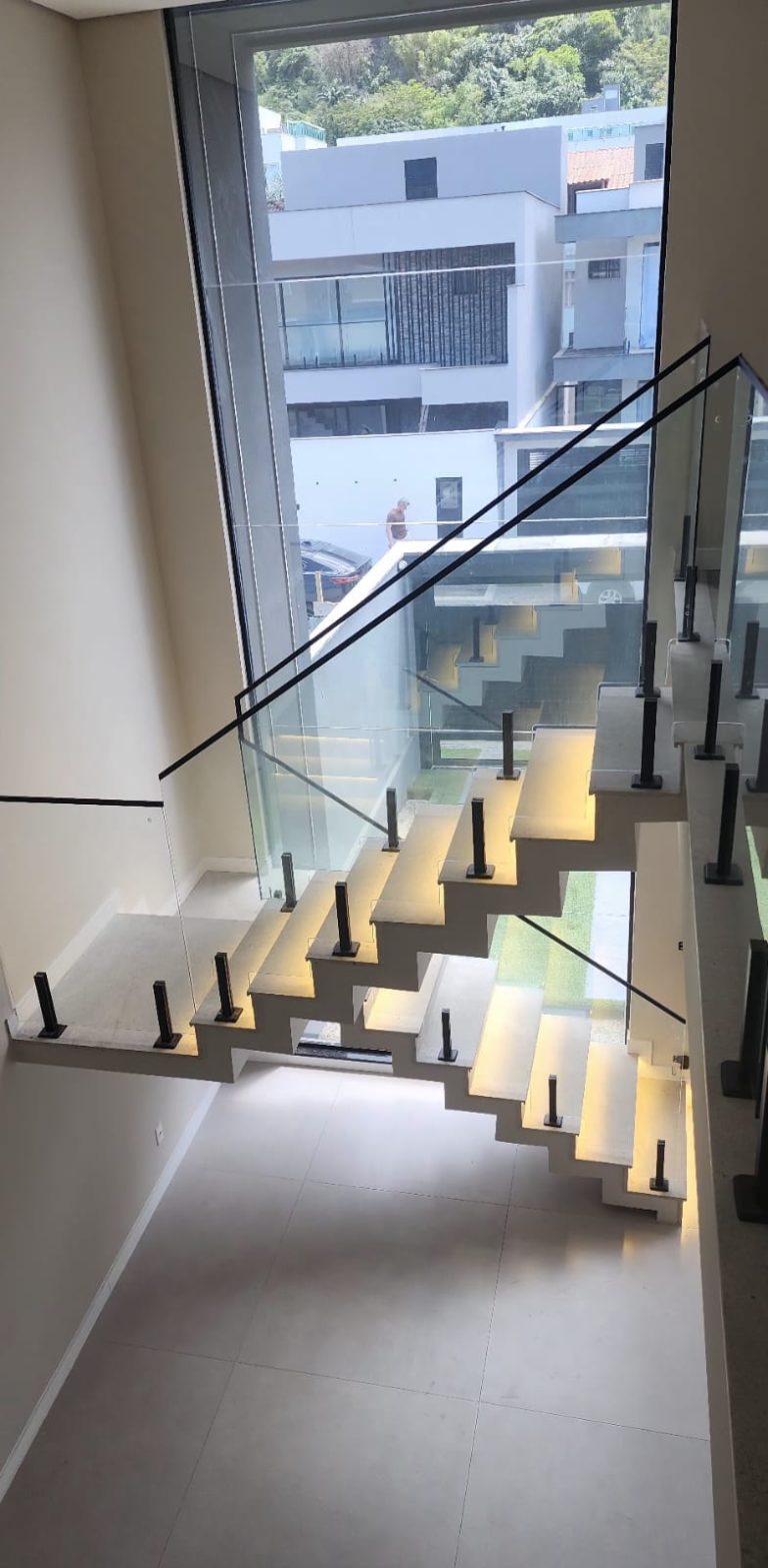 LINDA CASA DUPLEX no Condomínio Tangaras   Vargem Pequena RGI individual com Habite-se documentação 100% para financiamento bancário 04 Suítes e 1 quarto dependência Projeto de Armários incluídos para quartos , cozinha , área serviço, closet e banheiros Ampla cozinha e salão com Varanda Gourmet e piscina com bancada bar molhado Projeto Armários quartos e banheiros, closet área serviço , cozinha com ilha e painel com rack sala Vaga 2 carro Área construída 190m2